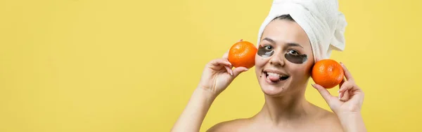 Retrato Beleza Mulher Toalha Branca Cabeça Com Máscara Nutritiva Dourada — Fotografia de Stock