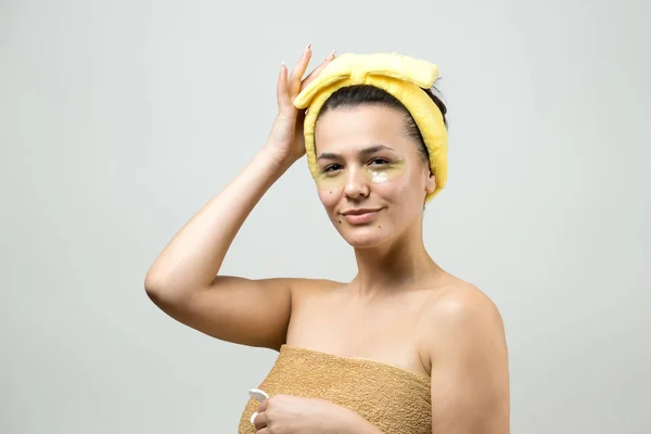 Gadis Cantik Dengan Handuk Putih Kepalanya Memakai Gel Kolagen Bawah — Stok Foto