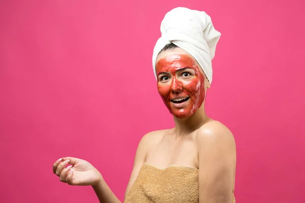 Portrait Beauté Femme Serviette Blanche Sur Tête Avec Masque Nourrissant — Photo