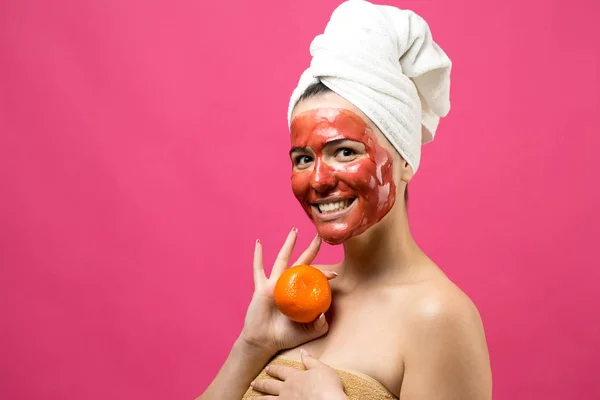 Retrato Beleza Mulher Toalha Branca Cabeça Com Máscara Nutritiva Vermelha — Fotografia de Stock