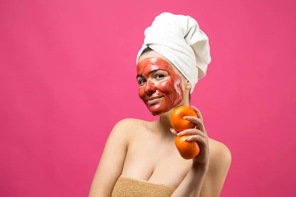 Retrato Beleza Mulher Toalha Branca Cabeça Com Máscara Nutritiva Vermelha — Fotografia de Stock