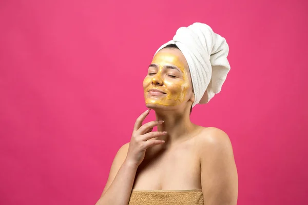 Schoonheidsportret Van Vrouw Witte Handdoek Hoofd Met Gouden Voedende Masker — Stockfoto