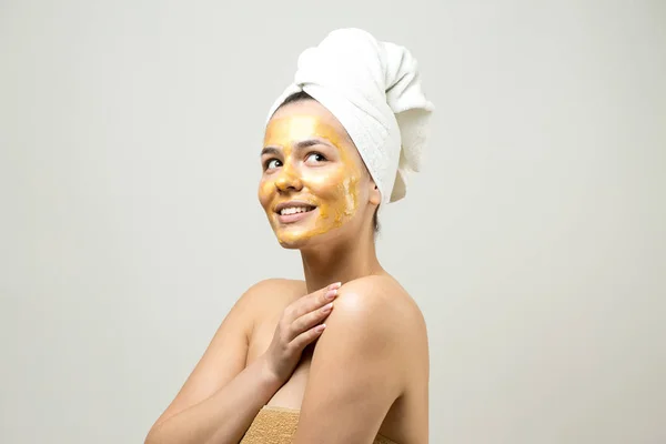 Retrato Beleza Mulher Toalha Branca Cabeça Com Máscara Nutritiva Dourada — Fotografia de Stock