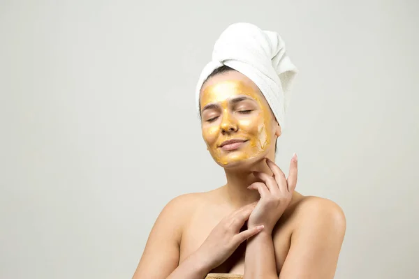 Bellezza Ritratto Donna Asciugamano Bianco Sulla Testa Con Maschera Nutriente — Foto Stock
