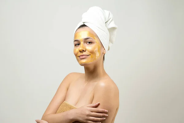 Retrato Beleza Mulher Toalha Branca Cabeça Com Máscara Nutritiva Dourada — Fotografia de Stock