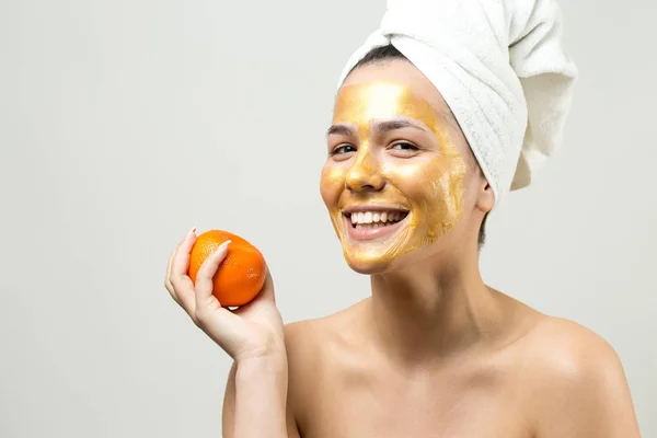 Retrato Beleza Mulher Toalha Branca Cabeça Com Máscara Nutritiva Dourada — Fotografia de Stock