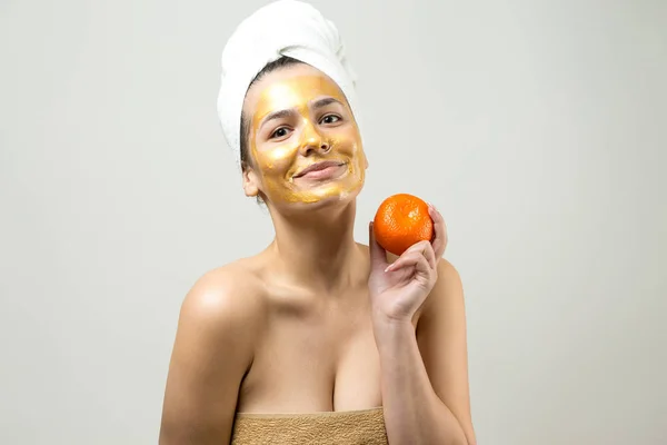 Bellezza Ritratto Donna Asciugamano Bianco Sulla Testa Con Maschera Nutriente — Foto Stock