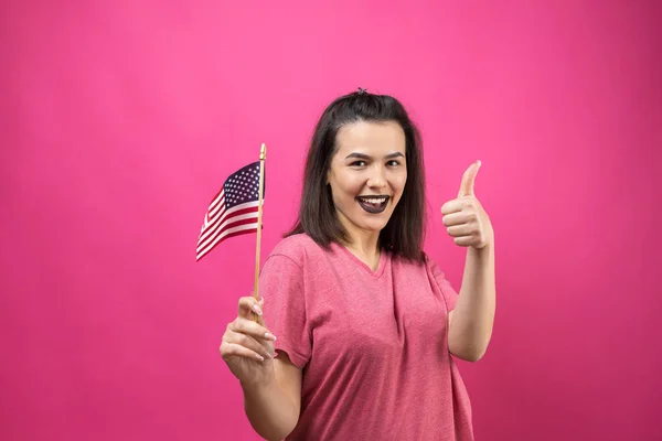 Mujer Joven Feliz Sosteniendo Bandera Americana Sobre Fondo Rosa Estudio — Foto de Stock