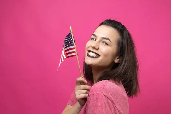 Щаслива Молода Жінка Тримає Американський Прапор Проти Студії Рожевого Фону — стокове фото