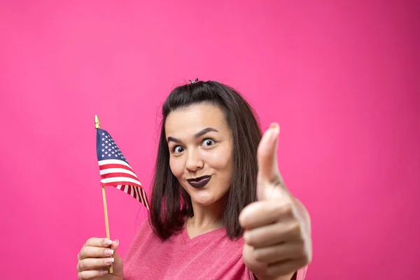 Šťastná Mladá Žena Drží Americkou Vlajku Proti Studio Růžové Pozadí — Stock fotografie