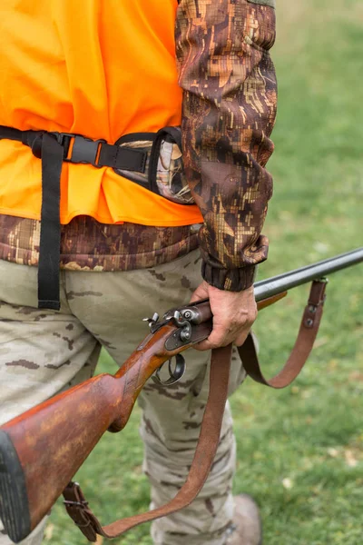 Jagdzeit Herbstsaison Geöffnet Ein Jäger Mit Gewehr Der Hand Jagdkleidung — Stockfoto