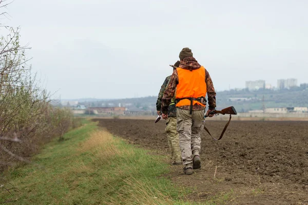 Mężczyzna Bronią Ręku Pomarańczową Kamizelką Polowaniu Bażanty Zalesionym Terenie Pochmurną — Zdjęcie stockowe