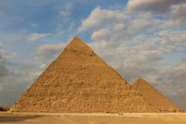 Kahire 'deki kum çölünde meşhur Giza Piramitleri.