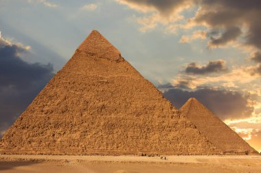 Kahire 'deki kum çölünde meşhur Giza Piramitleri.
