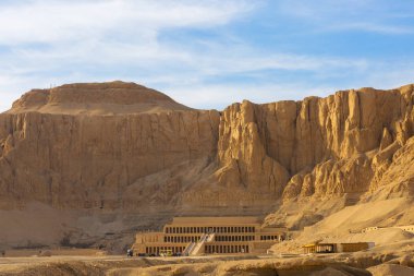 Kraliçe Hatshepsut 'un Tapınağı, Mısır' daki kaya tapınağı manzarası