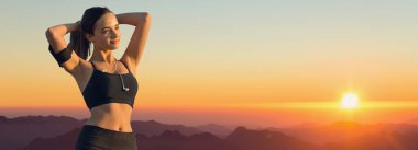 Spor giyimli, yılan derisi baskılı genç ve zayıf bir atletik kız bir takım egzersizler yapıyor. Fitness ve sağlıklı yaşam tarzı.