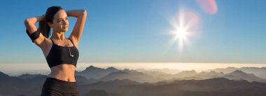 Spor giyimli, yılan derisi baskılı genç ve zayıf bir atletik kız bir takım egzersizler yapıyor. Fitness ve sağlıklı yaşam tarzı.