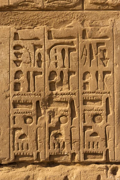 Templo Karnak Ruínas Templo Hieróglifos Gravados Parede — Fotografia de Stock