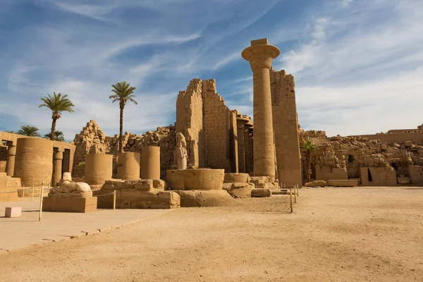 Karnak Tapınağı Tapınağın Kalıntıları Duvarda Kabartmalı Hiyeroglifler — Stok fotoğraf