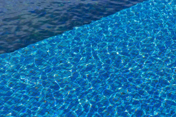 Blauer Wasserhintergrund Mit Sonnenreflexionen — Stockfoto
