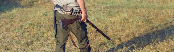 Homem Com Uma Arma Nas Mãos Colete Laranja Uma Caça — Fotografia de Stock