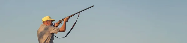 Elinde Silah Turuncu Yelek Olan Bir Adam Bulutlu Bir Havada — Stok fotoğraf