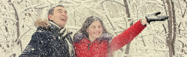 Facet Dziewczyna Odpoczywają Zimowych Lasach Mąż Żona Śniegu Młoda Para — Zdjęcie stockowe