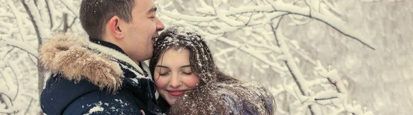 Muchacho Muchacha Descansan Bosque Invernal Esposo Mujer Nieve Pareja Joven — Foto de Stock