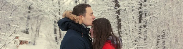 Killen Och Flickan Vilar Vinterskogen Make Och Hustru Snön Unga — Stockfoto