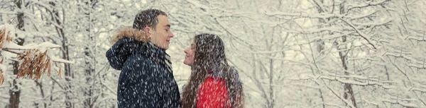 Jongen Het Meisje Rusten Uit Winterbossen Man Vrouw Sneeuw Jonge — Stockfoto