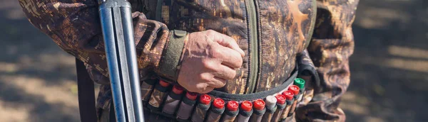 Homem Com Uma Arma Nas Mãos Colete Laranja Uma Caça — Fotografia de Stock