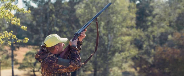 Man Gun His Hands Orange Vest Pheasant Hunt Wooded Area — Stock Photo, Image