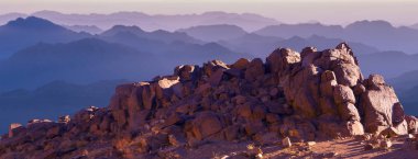 Sina Dağı, Mount Musa bir Bedevi, güzel dağ manzarası ile muhteşem güneş doğarken