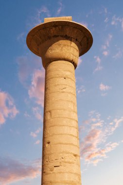 Mısır 'daki Karnak Tapınağı' nın kalıntıları (Teb). Dünyanın en büyük antik tapınak kompleksi. UNESCO Dünya Mirası.