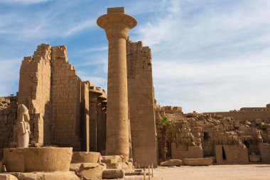 Mısır 'daki Karnak Tapınağı' nın kalıntıları (Teb). Dünyanın en büyük antik tapınak kompleksi. UNESCO Dünya Mirası.