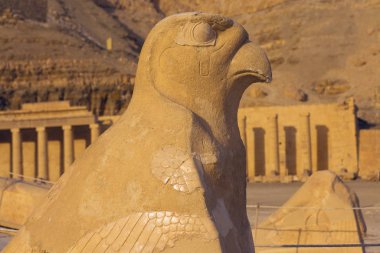 Kraliçe Hatshepsut 'un Tapınağı, Mısır' daki kaya tapınağı manzarası