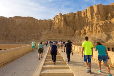 Kraliçe Hatshepsut 'un Tapınağı, Mısır' daki kaya tapınağı manzarası
