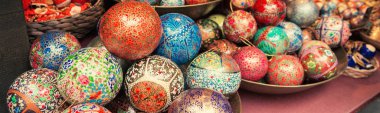 Piyasada renkli paskalya yumurtaları