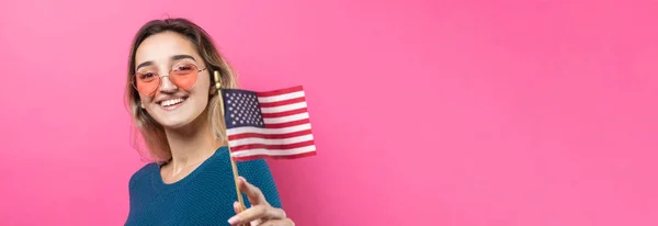 Hermosa Joven Con Bandera Americana Sobre Fondo Rosa — Foto de Stock