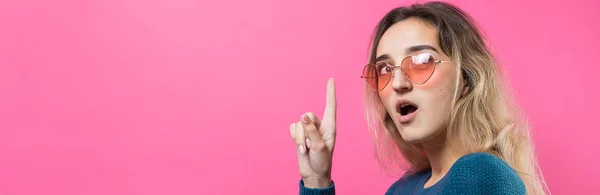 Jovem Mulher Bonita Com Lábios Cor Rosa Expressão Surpresa Seu — Fotografia de Stock