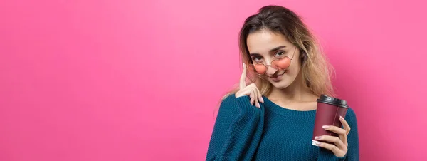 Jovem Loira Com Uma Xícara Café Fundo Rosa — Fotografia de Stock