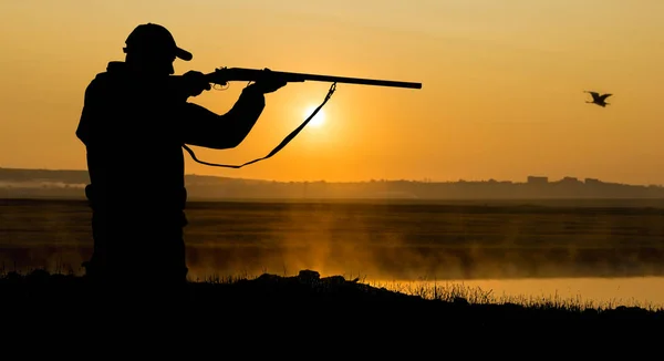 Silhouette Eines Jägers Hintergrund Der Morgendlichen Roten Morgendämmerung Steht Mit — Stockfoto