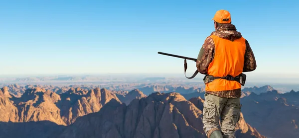 Silhouette Hunter Background Morning Red Dawn Stands Ready Gun — Stock Photo, Image