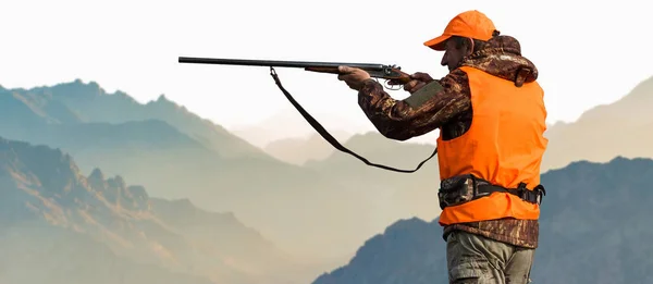 Kızıl Şafağın Arka Planında Bir Avcının Silueti Elinde Silahla Hazır — Stok fotoğraf