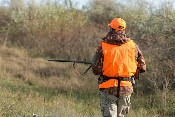 Hombre Con Arma Sus Manos Chaleco Naranja Una Cacería Faisanes —  Fotos de Stock