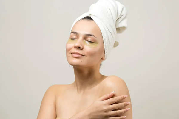 Menina Bonita Nova Uma Toalha Branca Sua Cabeça Usa Manchas — Fotografia de Stock