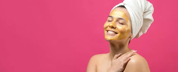 Retrato Beleza Mulher Toalha Branca Cabeça Com Máscara Nutritiva Dourada — Fotografia de Stock