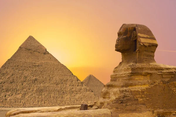 Sfinx Mot Bakgrund Stora Egyptiska Pyramiderna Afrika Giza Plateau — Stockfoto