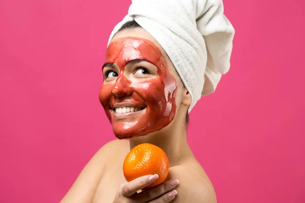 Schoonheidsportret Van Vrouw Witte Handdoek Hoofd Met Rood Voedend Masker — Stockfoto