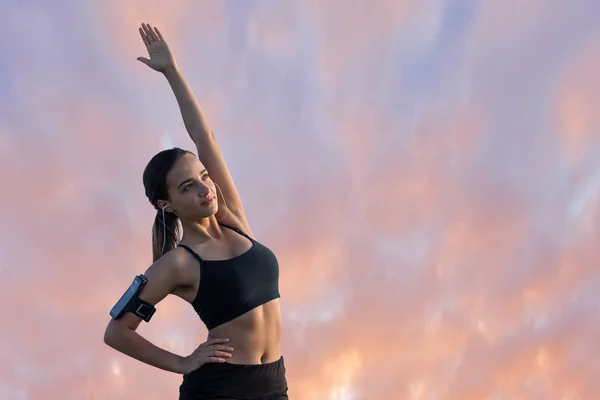 Nce Atletik Bir Kız Gün Batımında Güzel Gökyüzünün Arka Planında — Stok fotoğraf